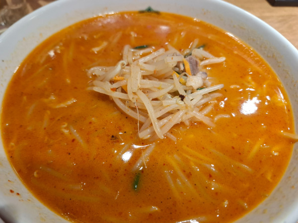 「秘伝の辛味噌ラーメン６４０円」@日高屋 上大岡西口南店の写真