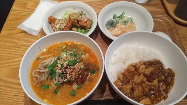 「担々麺、麻婆豆腐丼、エビマヨブロッコリー、油淋鶏」@中華naきもちの写真