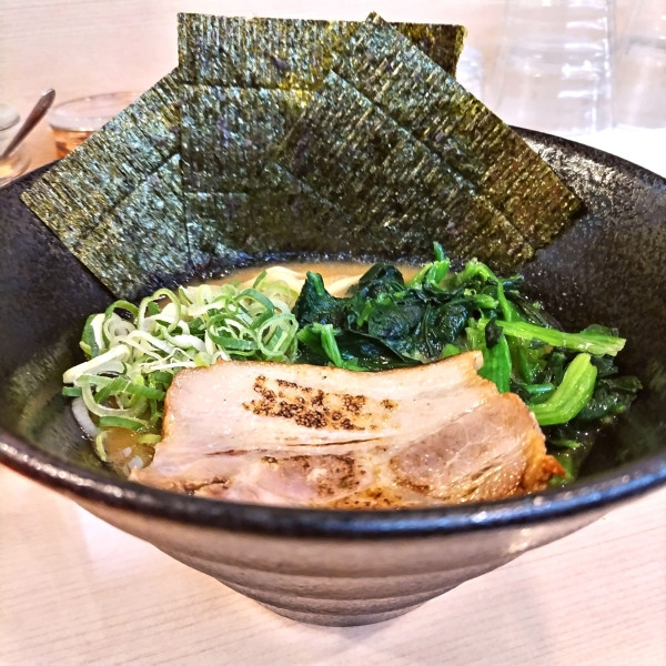 「とんこつ醤油（小）（￥850）＋ほうれん草（￥150）」@横浜家系ラーメン 梅田家の写真