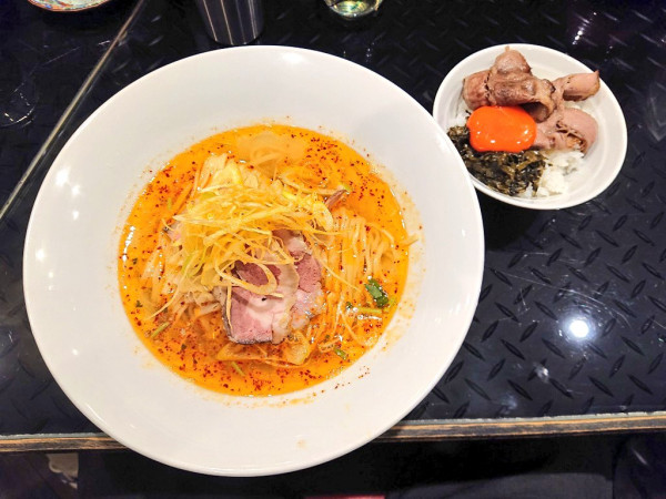 「【限定】ネギ塩牛肉麺 ＆ カルビ高菜飯」@トーキョーニューミクスチャーヌードル 八咫烏 CHIKARABOの写真