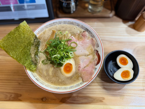 「濃厚豚骨らぁめん(醤油)940円＋サービス味玉」@淳之助製麺 坂戸総本店の写真