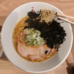 博多豚骨醤油ラーメン（850円）焼磯のり（130円）ライス（18