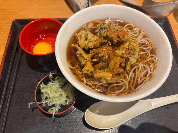 「秋の味覚かき揚げ天玉そば」@いろり庵きらく 熊谷店の写真