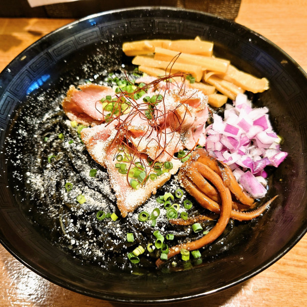 「イカ墨まぜそば＋追い飯」@廻麺鶏千 高田馬場店の写真