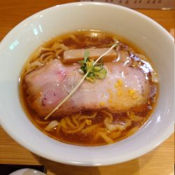 醤油ら〜麺（手もみ中太麺）