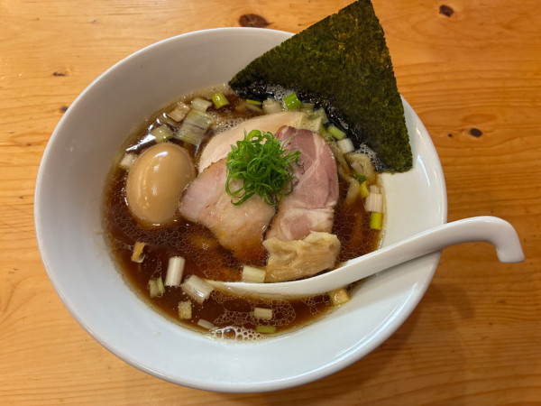 「味玉手揉み中華そば（醤油）」@麺や晴心の写真