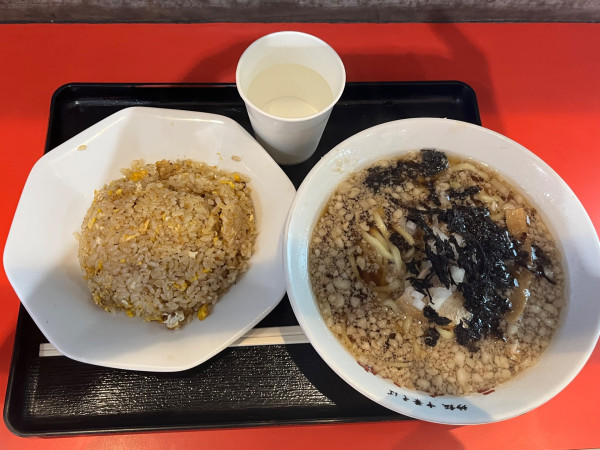 「背脂煮干し中華そば半チャーハンセット」@ラーチャン家 バスセンター店の写真