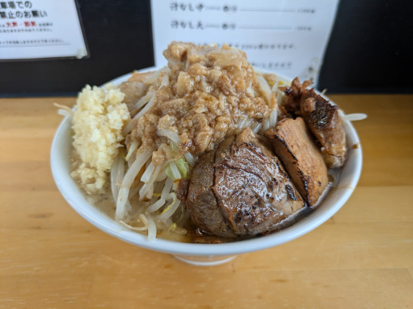 「豚骨醤油ラーメン中盛（全部多め）1200円」@豚骨ラーメン吟の写真