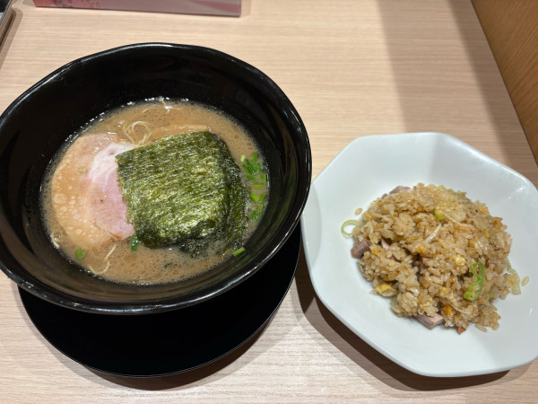 「豚骨醤油らーめん➕半チャーハン」@小高屋 居酒屋の写真