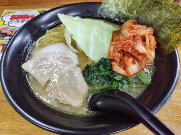 「とんこつ醤油　※かため、あじこめ、おおめ　※㋗　＋キムチ」@横浜ラーメン 萬年家の写真