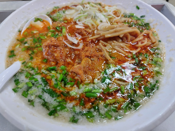 「こってり辛口ホルモンメン700円」@とん平食堂 柏店の写真