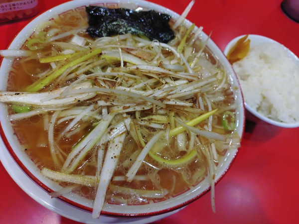 「ネギ中華そば、無料ライス大」@マルチューラーメンの写真