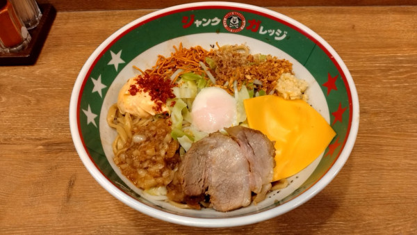 「まぜそば(玉子あり)990円」@ジャンクガレッジ 大宮駅前店の写真