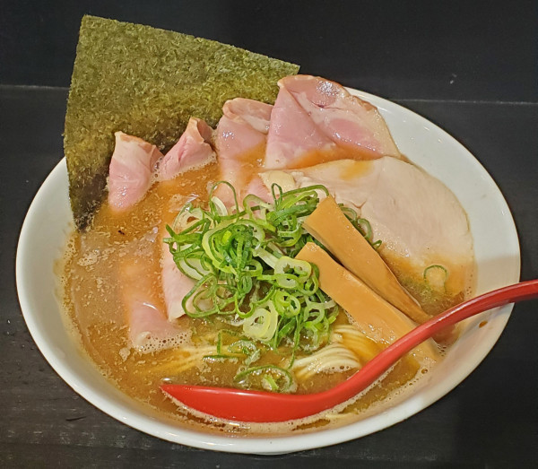 「限定秋刀魚白湯の中華そば豚ロースチャーシュー」@らぁ麺すみれ堂の写真