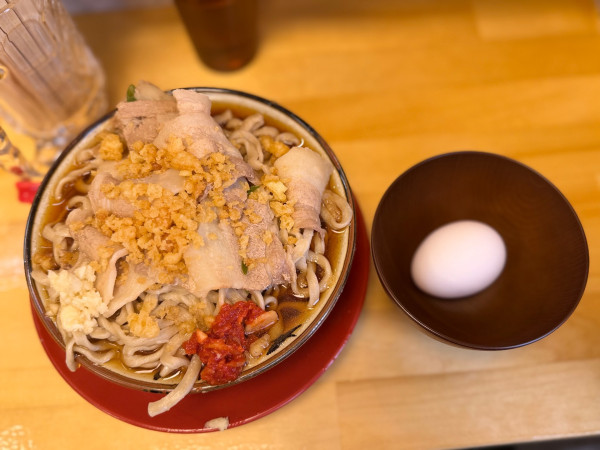 「肉めん(天カス.カラミ.ニンニク)1050円＋生玉子90円」@肉めん 肉めし NO11の写真