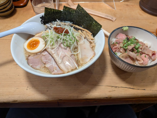「特製ラーメン・チャーシューご飯」@野方ホープ 目黒店の写真