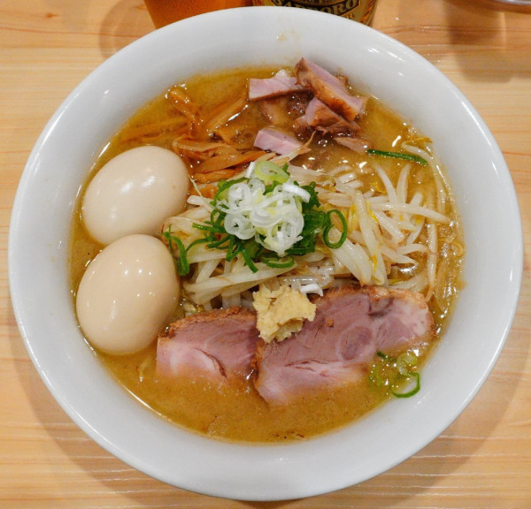 「味噌らーめん(麺少なめ)＋味玉W＋もやし＋ビール(中瓶)」@三ん寅の写真