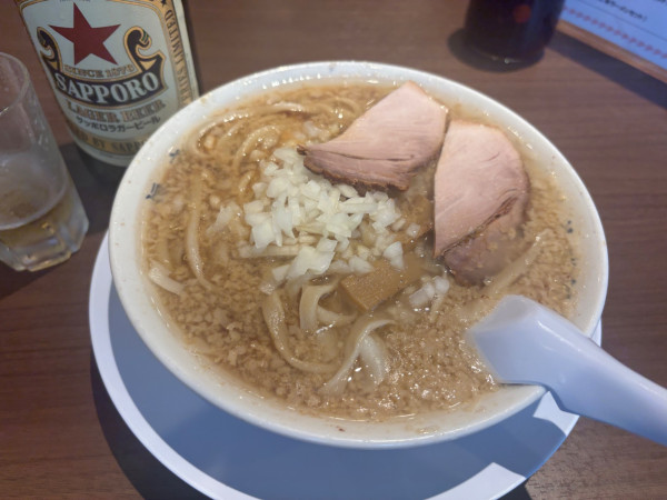 「サッポロ赤星中瓶〜中華そば玉ネギ増　餃子2個」@杭州飯店の写真