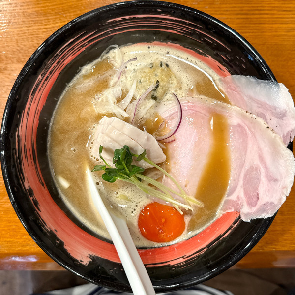 「濃厚鶏白湯らーめん（醤油）太麺」@noodle kitchen 六九麺の写真