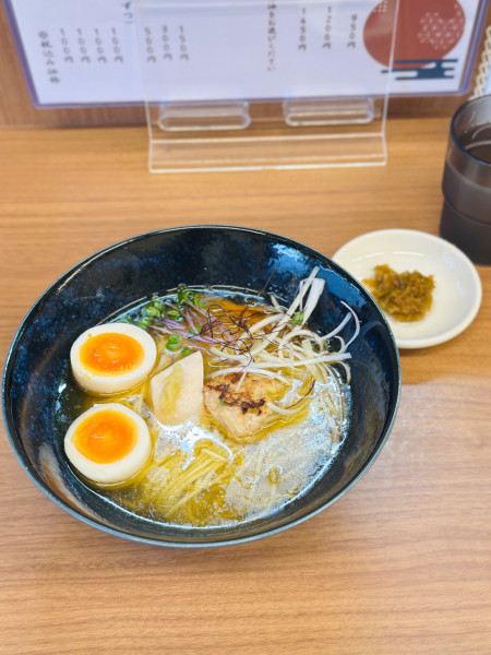 「和出汁塩・鶏、にぼし油、味玉、焦がしネギ」@麺処塩一択の写真