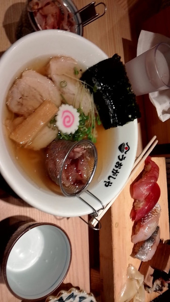 「らー、ハーフ、お寿司セット　おい鰹、海苔」@鮨とラーメン うおがしや 新橋店の写真