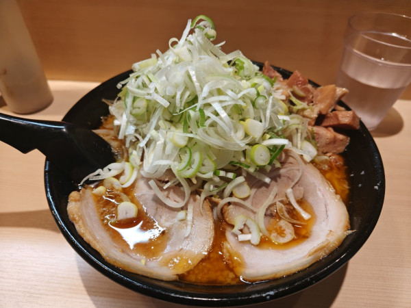 「ラーメン➕中辛(10円)」@ギットリラーメン ブタザンマイの写真