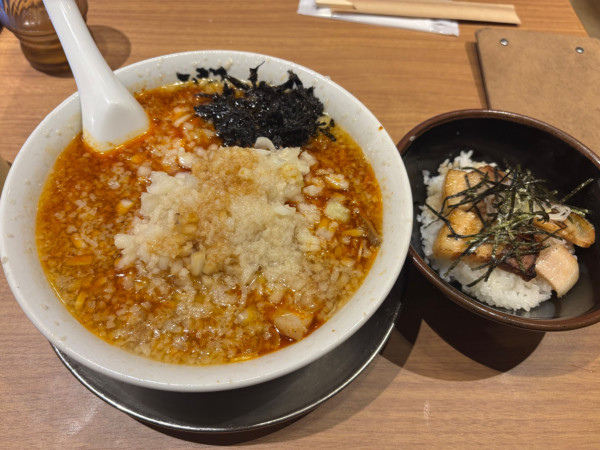 「辛中華玉ねぎ　あぶりチャーシュー丼」@酒麺亭 潤 燕総本店の写真