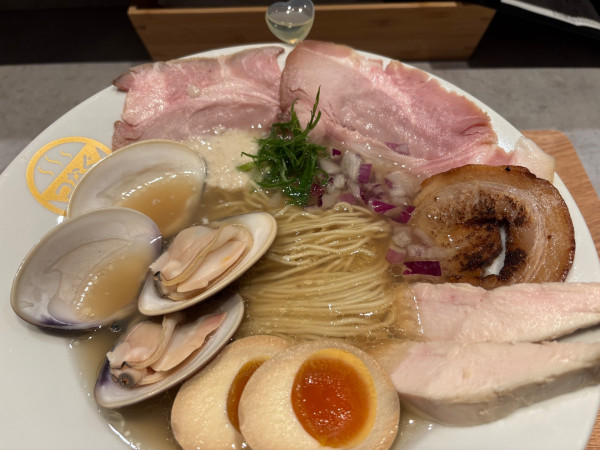 「白トリュフ香るはまぐり2個 x濃厚ペースト塩の魚介らぁめん」@Ramen 塩と貝 つなぐの写真