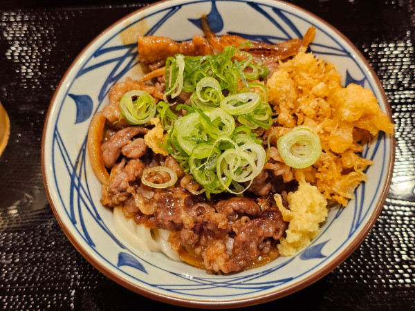 「焼きたて肉うどん並　840円」@丸亀製麺 弘前店の写真