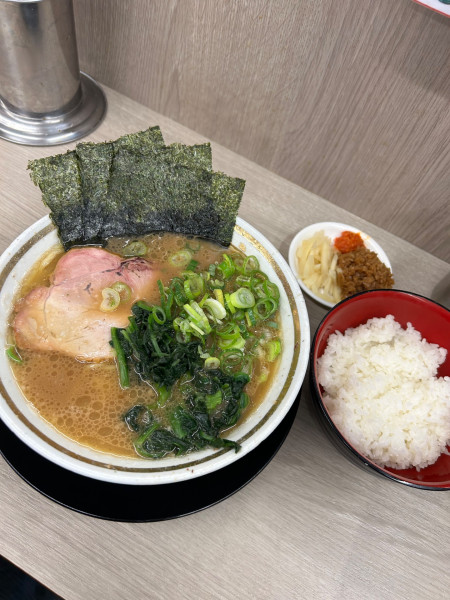 「ラーメン　900円　ライス　150円」@王道家直伝 との丸家 越谷店の写真