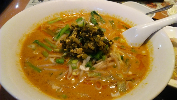 「四川坦々麺 900円＋ミニチャーハン 100円」@中華料理 紅燈記の写真