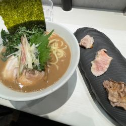 ご褒美らぁめん（麺大盛）+野菜一種（エゴマ）