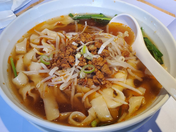 「台湾刀削面＋煎饺」@中華料理 菜香園の写真