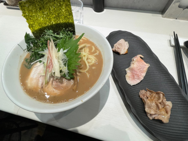 「ご褒美らぁめん(麺大盛)+野菜一種(エゴマ)」@ナナメ上をゆくの写真