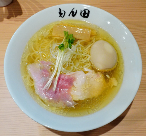 「らーめん【白】＋味玉」@自家製麺もん田の写真