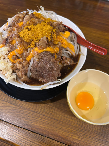 「チーズカレーラーメン 1,100円 生たまご 100円」@道の途中の写真