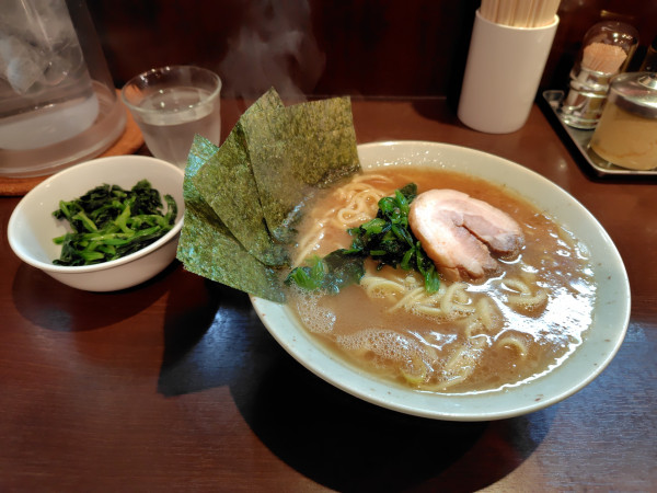 「ラーメン¥900ほうれん草¥150」@横浜家系らーめん いずみ家の写真