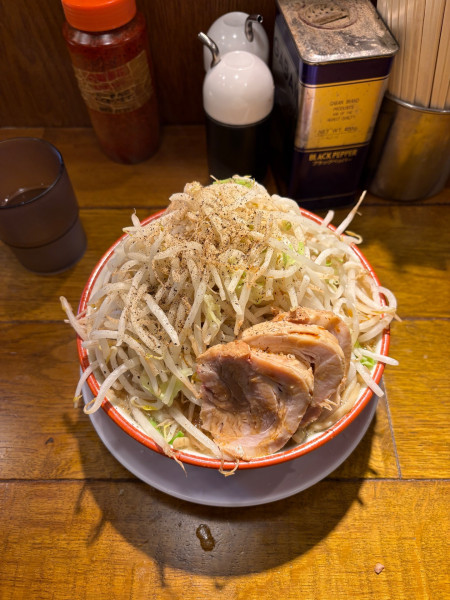「小200 豚3枚 野菜増 油少 辛め普通」@らーめんバリ男 大門店の写真
