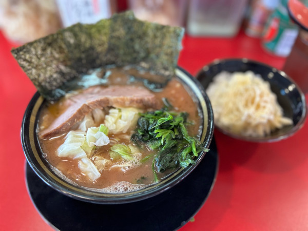 「ラーメン950円＋小ライス100円」@家系ラーメン 王道 神道家の写真