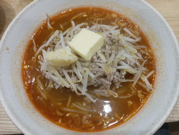 「味噌󠄀らーめん・スープ少なめ・麺軽め+ニンニク+バター」@らーめん 高尾の写真