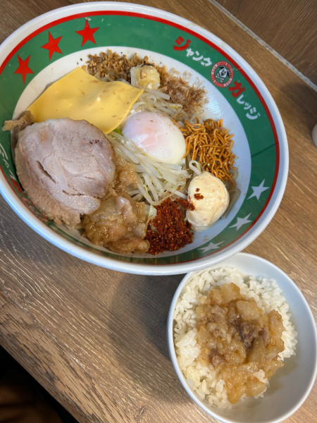 「まぜそば玉子入り 890円 アブラライス 価格失念」@ジャンクガレッジ しらこばと公園前店の写真