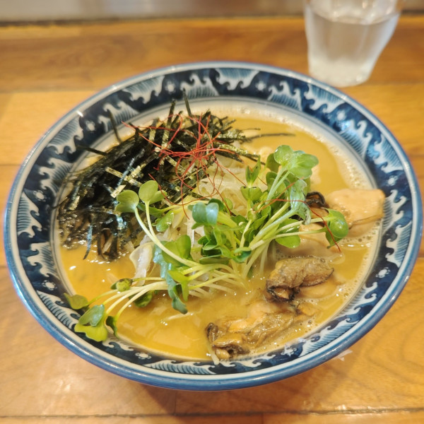 「牡蠣・拉麺＋牡蠣（２個）」@麺や佐市の写真