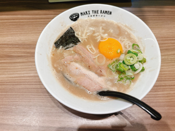 「ラーメン(平麺)＋生卵」@MAKI THE RAMENの写真