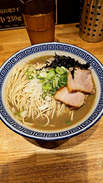 「濃厚煮干し（大）」@豚骨醤油 三輪の写真