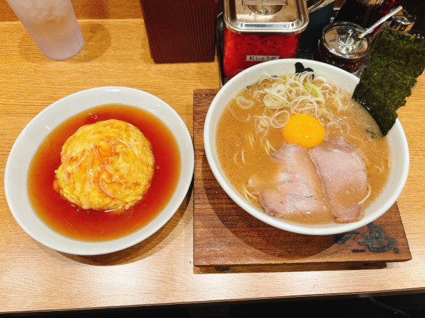 「豚骨ラーメン卵黄乗せ＋天津飯」@一也ラーメンの写真