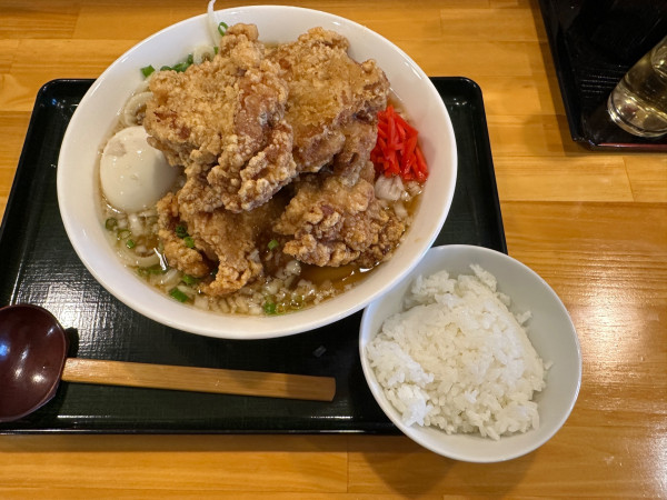 「唐揚げうどん（並盛・麺400g＋無料ライス）1,000円」@めん処阿吽 うどん子  伊勢崎店の写真