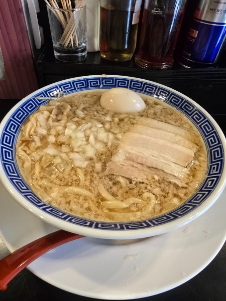 「背脂中華そば　味玉」@新潟発祥 なおじ 西新宿店の写真