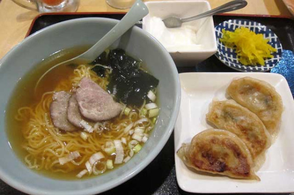 「醤油ラーメンと餃子3個の定食　780円」@花彫酒家の写真