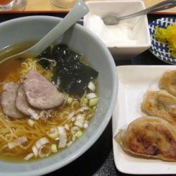 醤油ラーメンと餃子3個の定食　780円