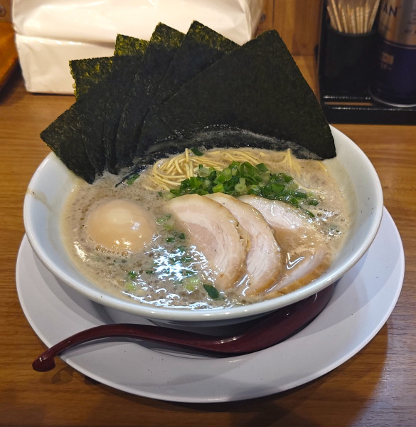 「MAXラーメン+替え玉」@釜焚きとんこつ がっとん 東京ラーメン横丁店の写真